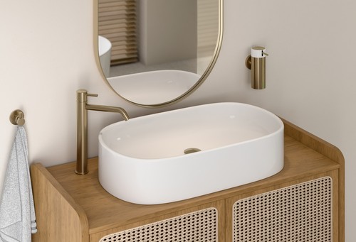 Blask szczotkowanego złota w łazience – harmonia, miękkość i ponadczasowy szyk